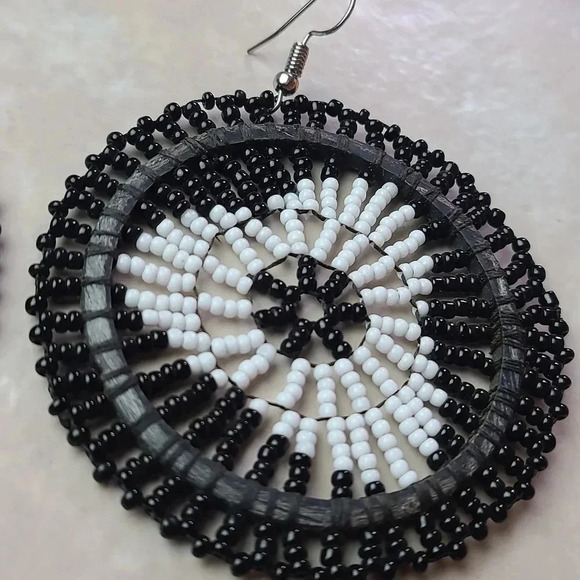 Handmade Black and white beaded circle earrings - Picture 6 of 9
